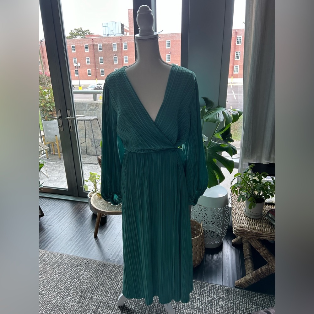 Gorgeous emerald green dress